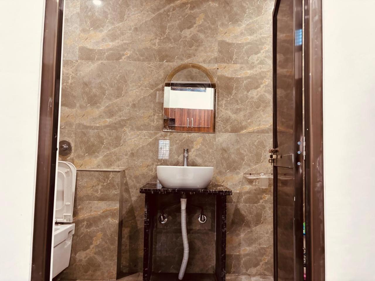 Shri Ram Darbar Hotel Ayodhya Ngoại thất bức ảnh